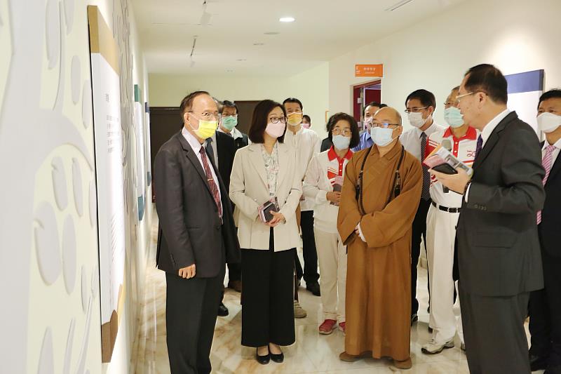 南華大學「臺灣生命教育意象館」揭牌啟用，林辰璋副校長介紹「生命迴廊」。