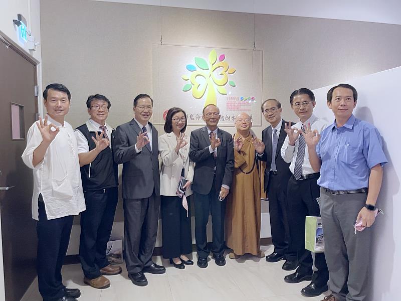 南華大學「臺灣生命教育意象館」揭牌啟用，貴賓參觀體驗合影。