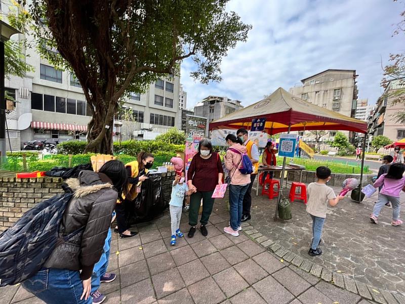 永慶房屋贈送可愛的造型氣球與大小朋友互動，與地方一起共好成長。