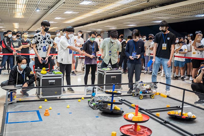 2022年FIRST機器人競賽主題以「物流」為主軸，競賽主題為「CARGO CONNECT_暢行無阻，團隊需機器人的設計、搭建、撰寫程式，隨機聯盟進行挑戰。