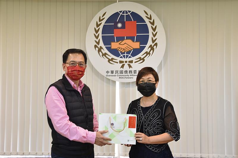 副委員長徐佳青（右）致贈紀念紀念品，由副理事長吳官明（左）代表接受