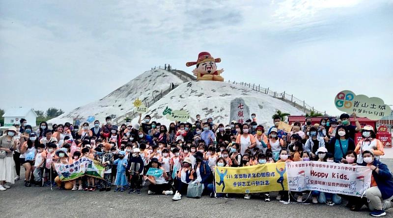 崑山科大幼保系志工團隊與崑山土城非營園親子合影