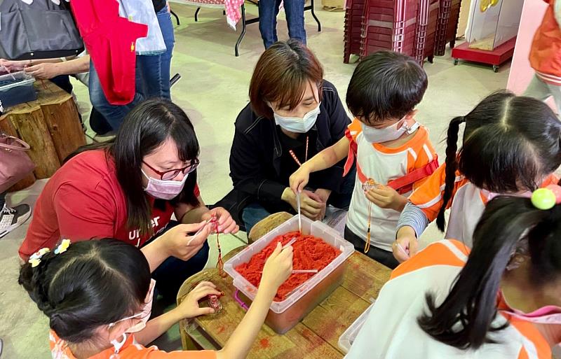 南區臺南市志工中心陳薇薇副團長(左3)與幼童同樂彩繪鹽罐