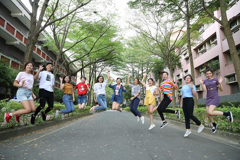 南華大學繁星推薦滿招分，發率100%。 學生展現青春活力。