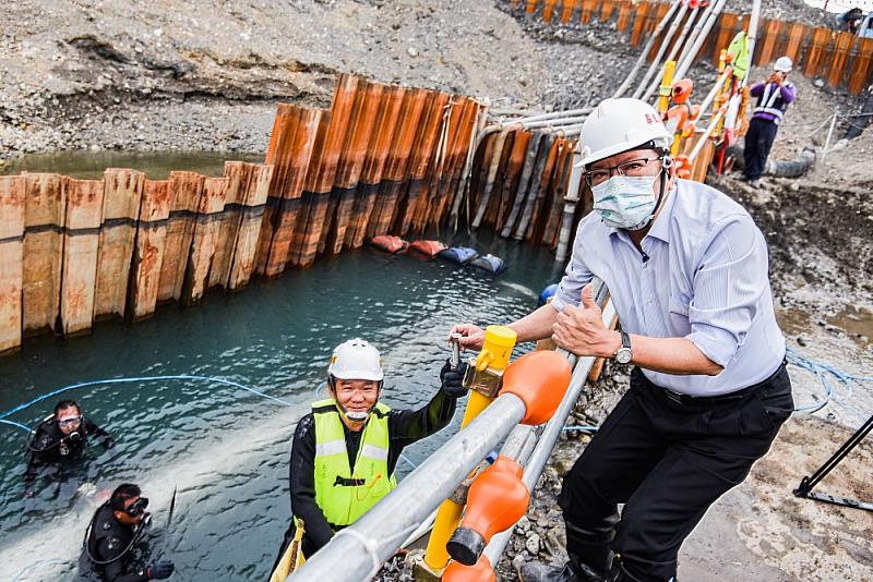 縣長交付最後一顆螺絲釘
