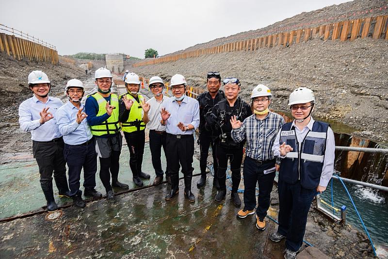 縣長與施工團隊合影