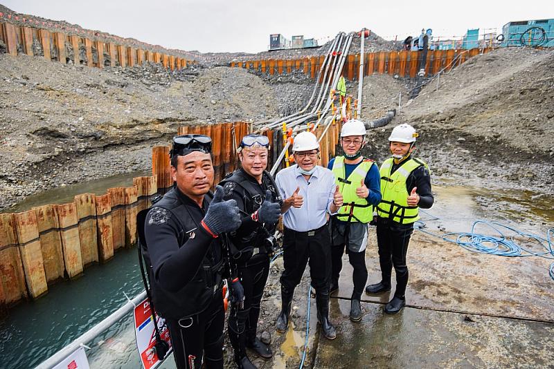 縣長與施工團隊合影