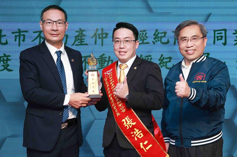 永慶房屋張浩仁秉持著「不斷的自省，才是進步的基石」為自我要求，每天歸零學習，用心優化服務技巧。