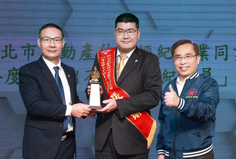 永慶房屋張哲瑜深度傾聽客戶需求，拿下永慶房屋業績總排名第16名的好成績。