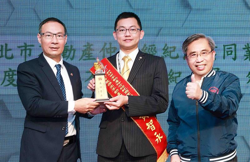 永慶房屋黃智永以誠實服務圓滿每一次成交，讓他在永慶完成五子登科的目標！