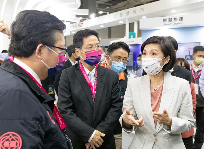 桃園市長鄭文燦（左一）、遠傳總經理井琪（右一）於遠傳展位。