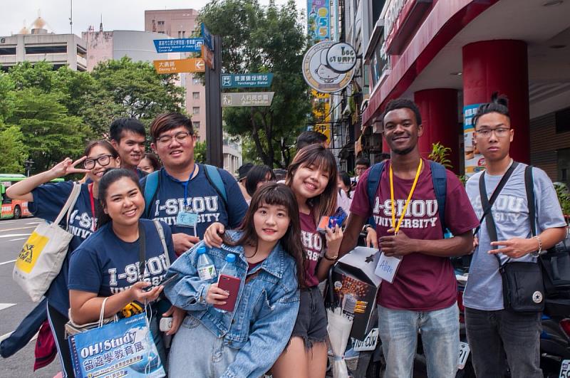 義守大學臺灣生不定期邀約外籍生出遊，感受臺灣在地風情，彼此打破語言隔閡成就學習（資料畫面來源：義守大學提供）。