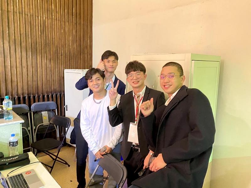 臺灣學生鄭文軒(左一)與菲律賓學生呂仁良(右一)，兩人因擔任義守大學系學會幹部而結緣，國際友情交流相互成長（資料畫面來源：義守大學提供）