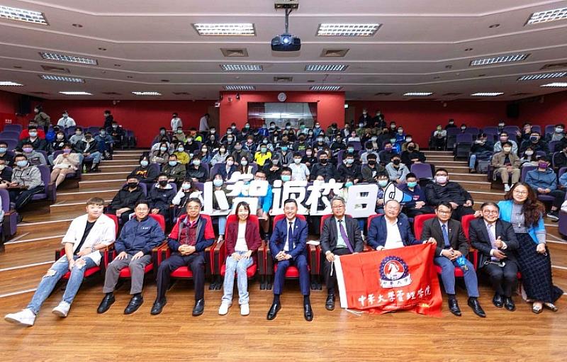新竹市長林智堅(前排左5)和中華大學董事長李姸慧(前排左4)、副校長解鴻年(前排右5)與全體師生合影留念。