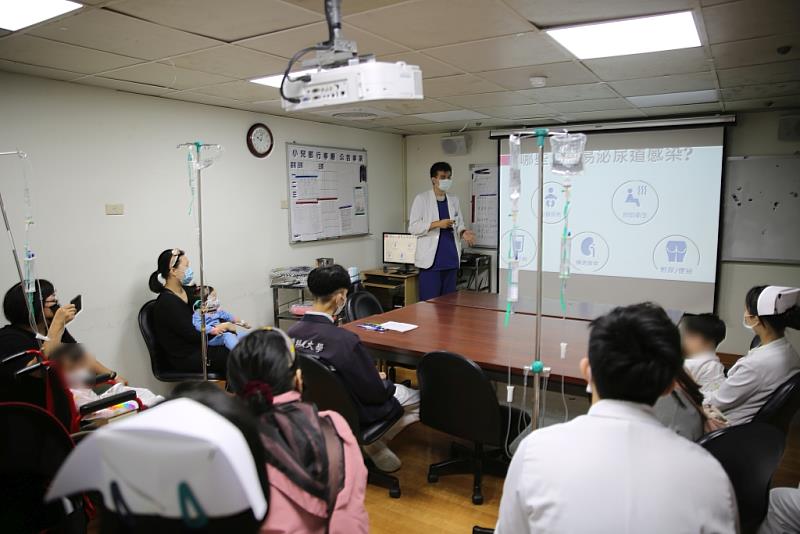 為了降低兒童再次住院機率，花蓮慈院兒科病房規劃定期進行衛教講座，由醫療團隊與照顧的家人一起守護兒童健康。