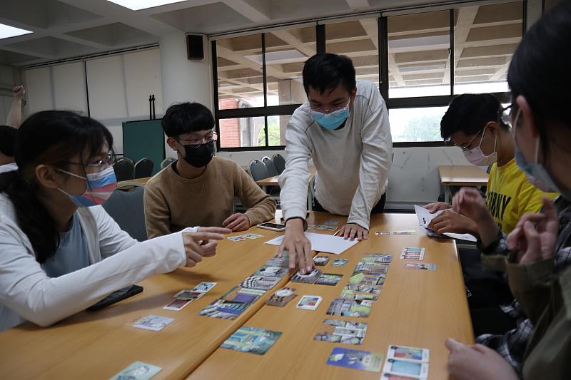 學生從桌遊中學習性別平等