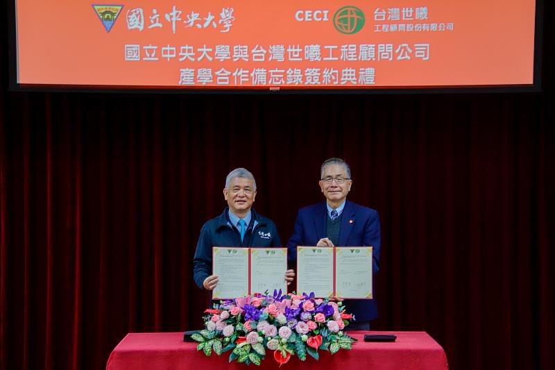 國立中央大學校長周景揚(右)與台灣世曦工程顧問股份有限公司董事長施義芳共同簽署「產學合作備忘錄」。