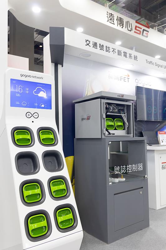遠傳與Gogoro合作開發的「交通號誌不斷電系統（UPS）」，以Gogoro Network 智慧電池作為路口號誌燈的電力備援，市電異常時仍能維持交通號誌運作。
