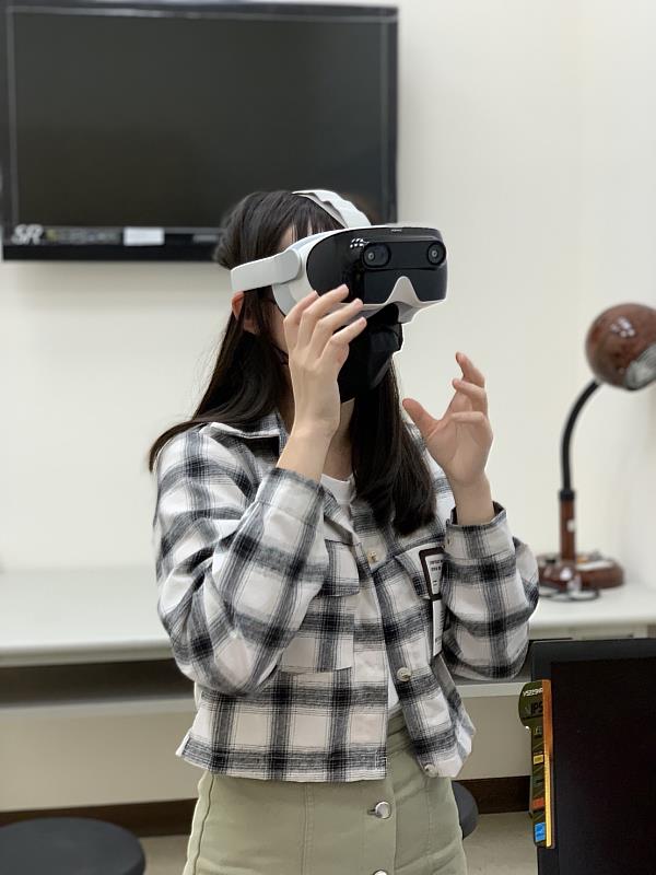 學生體驗VR虛擬實境中醫英文教學.