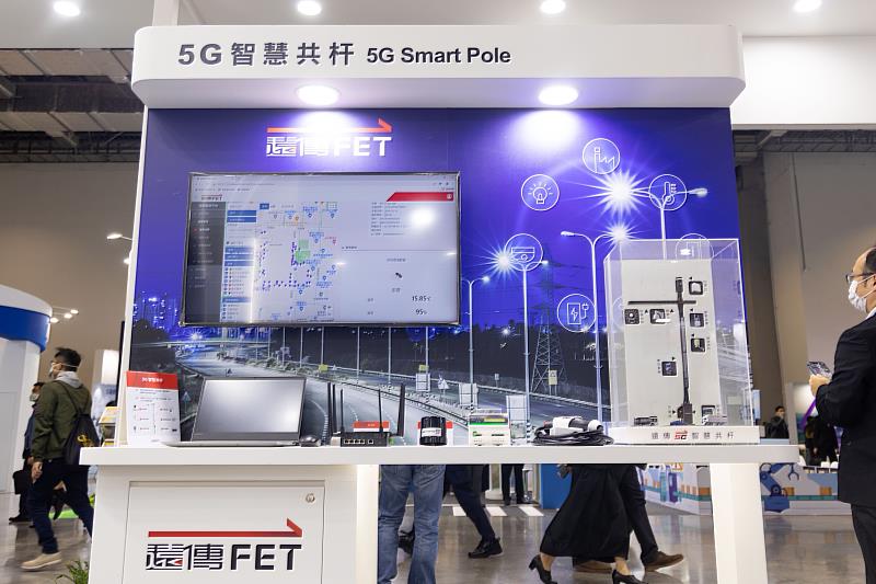 「智慧共杆」為5G微型基站共構的5G智慧杆，上面可搭載智慧照明、交通監測、環境氣候偵測等各項城市治理應用功能。