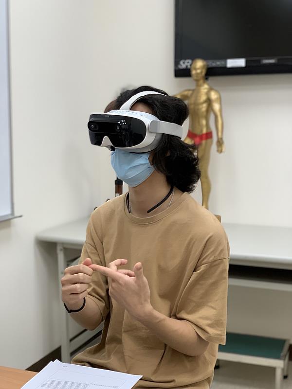學生體驗VR虛擬實境中醫英文教學2.