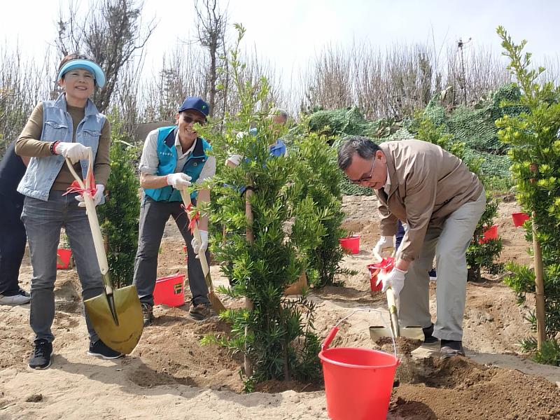 (由左至右)劉陳昭玲議長、屏東林區管理處副處長朱木生、賴峰偉縣長共同植樹2