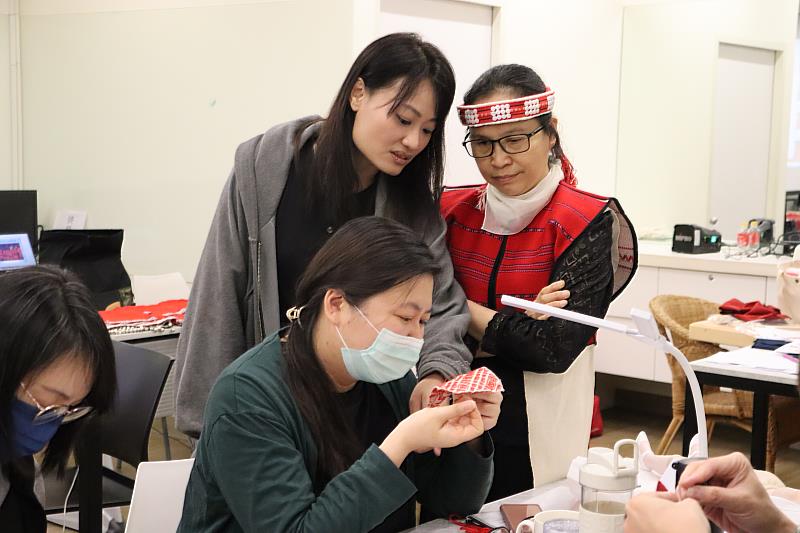 ▲ 風順恩（右一）老師與田宇寧（左一）老師指導學員刺繡要領(圖/新北市政府原民局提供)