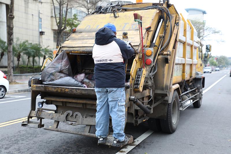 防清潔隊員墜落 嘉義縣垃圾車、資源回收車加裝安全護欄及掛勾 保障執勤安危