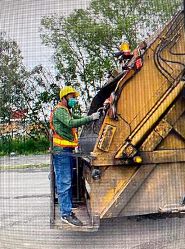 防清潔隊員墜落 嘉義縣垃圾車、資源回收車加裝安全護欄及掛勾 保障執勤安危