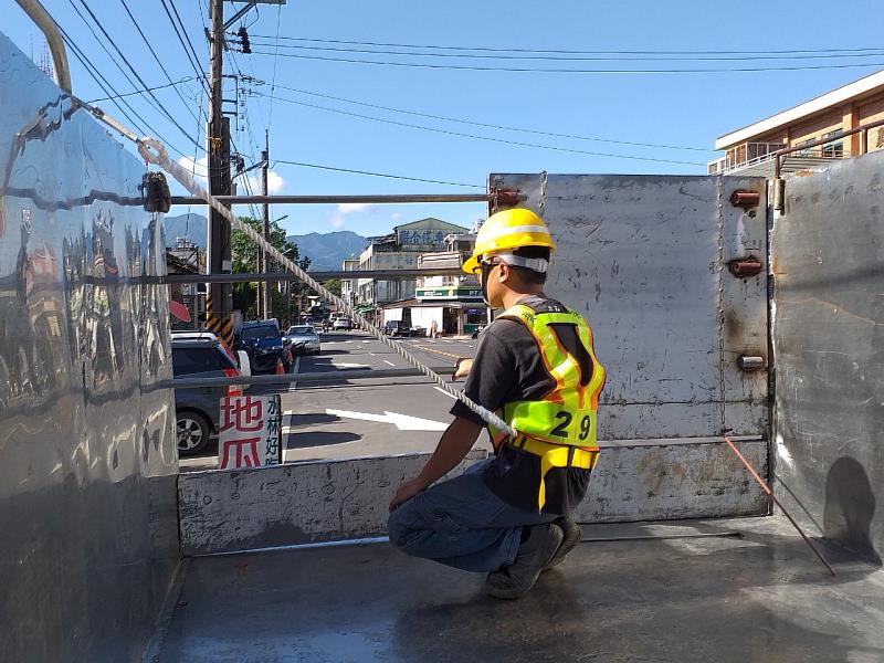防清潔隊員墜落 嘉義縣垃圾車、資源回收車加裝安全護欄及掛勾 保障執勤安危