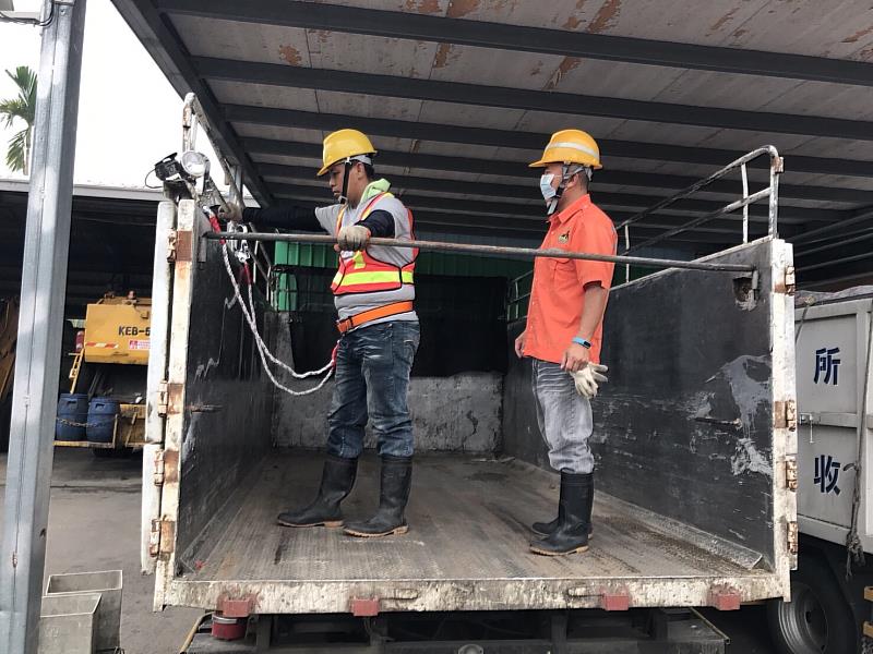 防清潔隊員墜落 嘉義縣垃圾車、資源回收車加裝安全護欄及掛勾 保障執勤安危