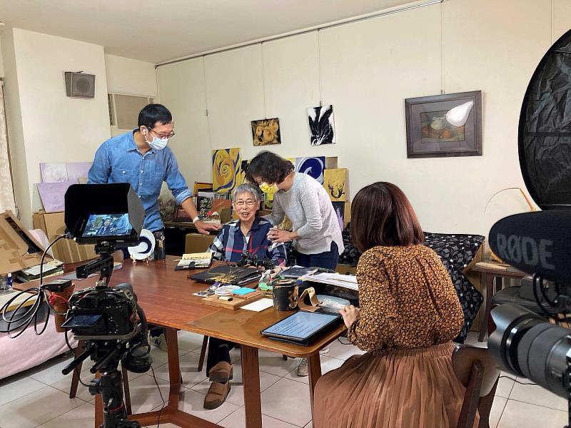 五月畫會的創始會員-鄭瓊娟女士（左二）是臺灣美術史上相當重要的一位女性畫家。