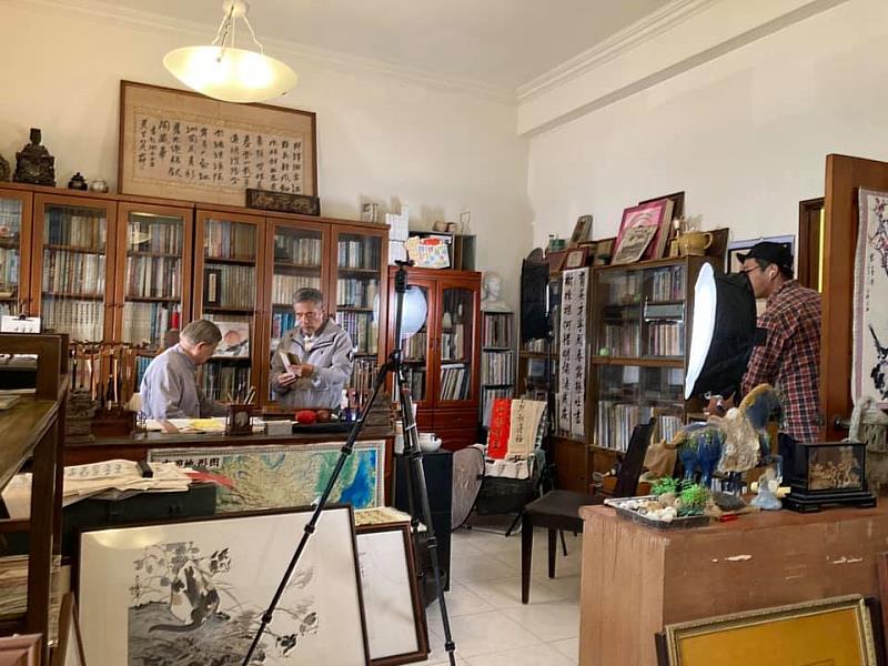 拍攝採訪樊湘濱教授（左一），滿屋書籍與墨香。