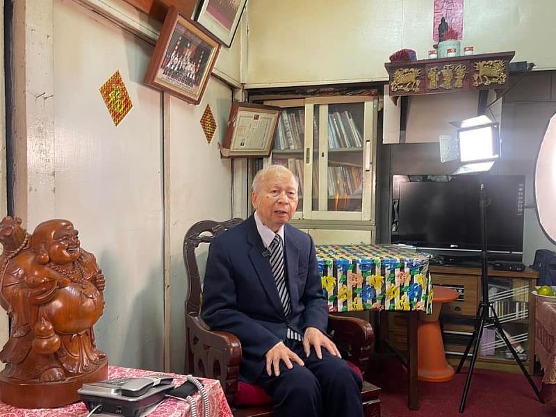 於住了超過60年的日式宿舍拍攝採訪孔昭順館長（左一），聊書法與人生。