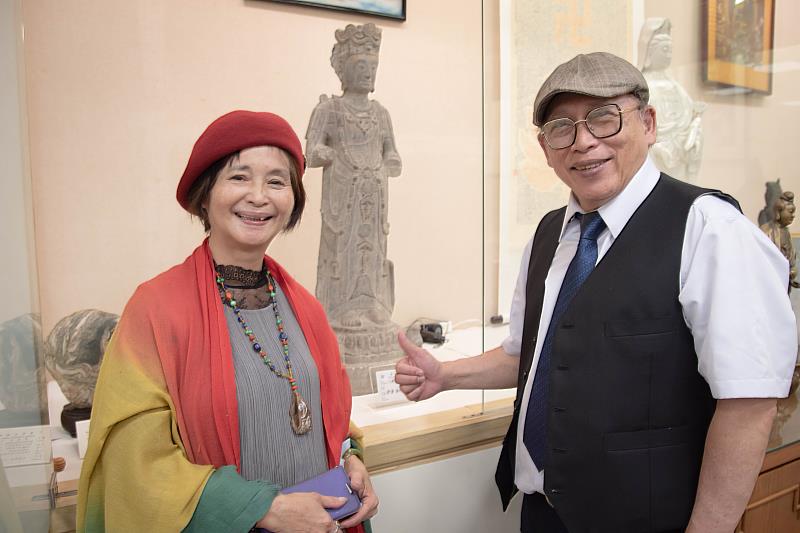 文字藝術家蔡漁（左）、康世浩伉儷捐贈華梵大學北魏珍貴佛像。