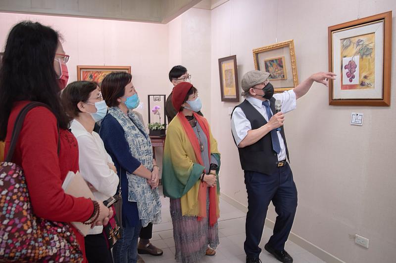 藝術家康世浩為作品〈葡萄生命故事〉做導覽。