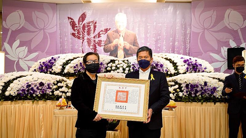 今日文化部長李永得前往唐川告別式現場，替總統蔡英文代頒贈褒揚令，由唐川夫人接受。客家電視臺提供