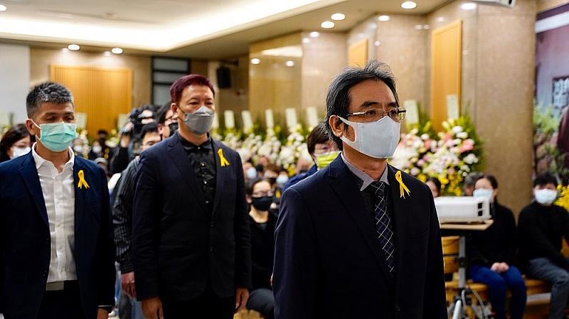 客家公共傳播基金會董事長陳邦畛(右1)率總經理兼任講客廣播電臺臺長徐智(右2)等人捻香致意。客家電視臺提供提供