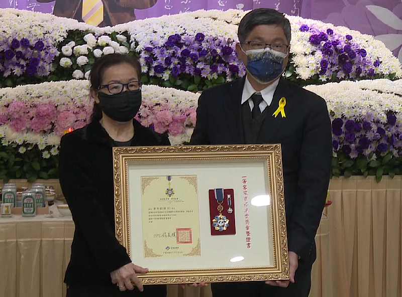 客家委員會主任委員楊長鎮頒贈「客家委員會一等客事務專業獎章及證書」及褒揚狀予唐川，由唐川夫人接受。客家電視臺提供