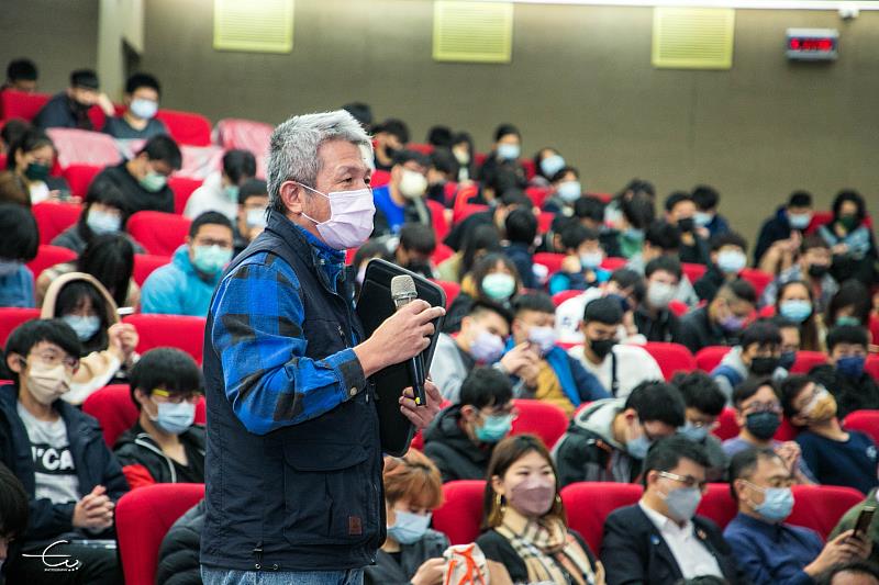 海大共教中心海洋環境教育講師羅力於問答階段提問