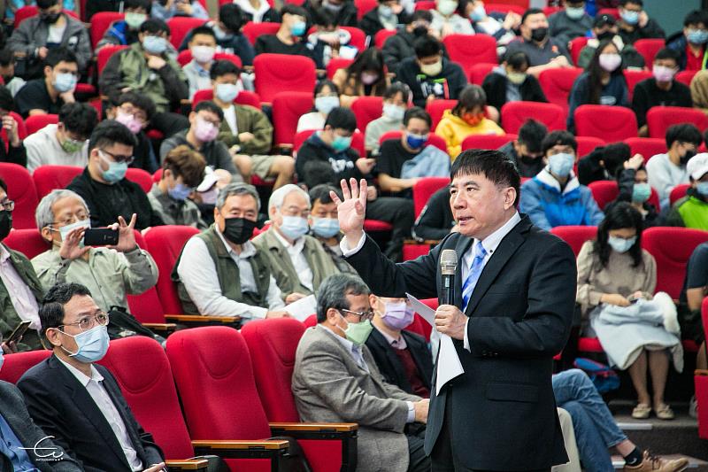 許校長希望同學借鏡許乃文董事總經理跨領域及橋接溝通的能力