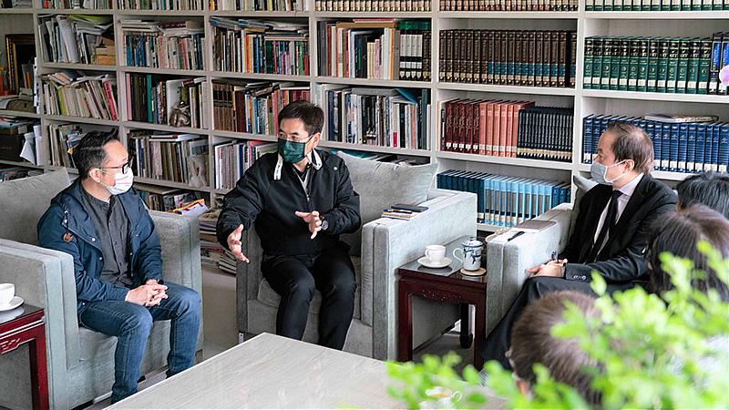雙方會晤交談。