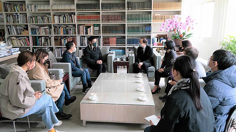 雙方會晤交談。
