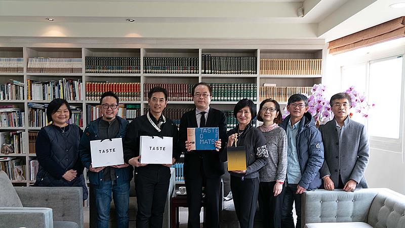 雙方互贈禮品並合影留念。左起為孫巧玲主任、李厚慶副秘書長、曹守全處長、陳志誠校長、曾照薰院長、藍羚涵主任、羅景中組長、蔡秉衡主任。