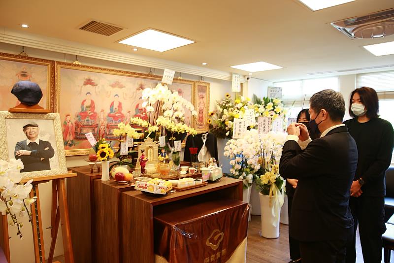 文化部長李永得今（25）日至資深演員顧寶明靈前致意，並對顧先生在臺灣電影、電視及舞台劇的貢獻，表達深切的敬意。