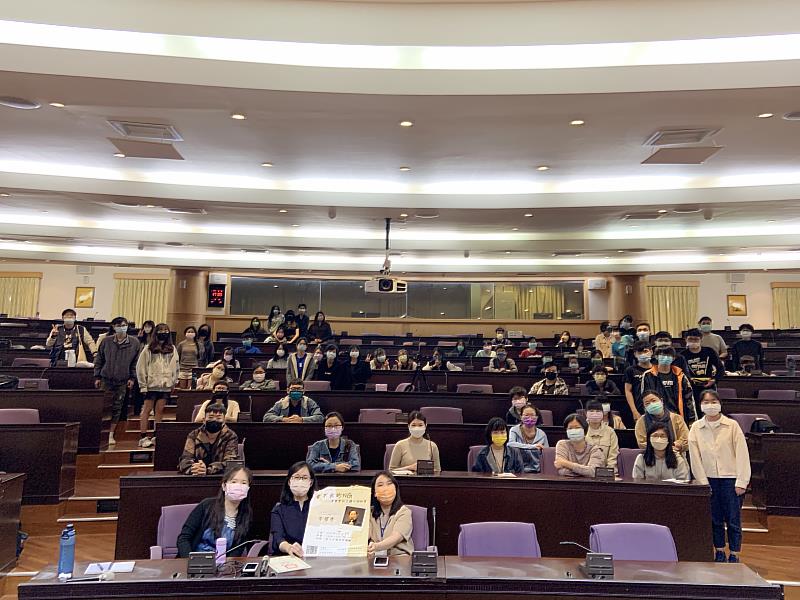 南華大學文學系舉辦職涯講座，邀請大愛電視台李璧秀主播演講分享職場經驗。會後大合照。