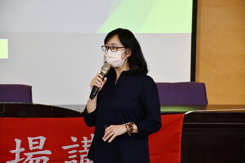 南華大學文學系舉辦職涯講座，邀請大愛電視台李璧秀主播演講分享職場經驗。