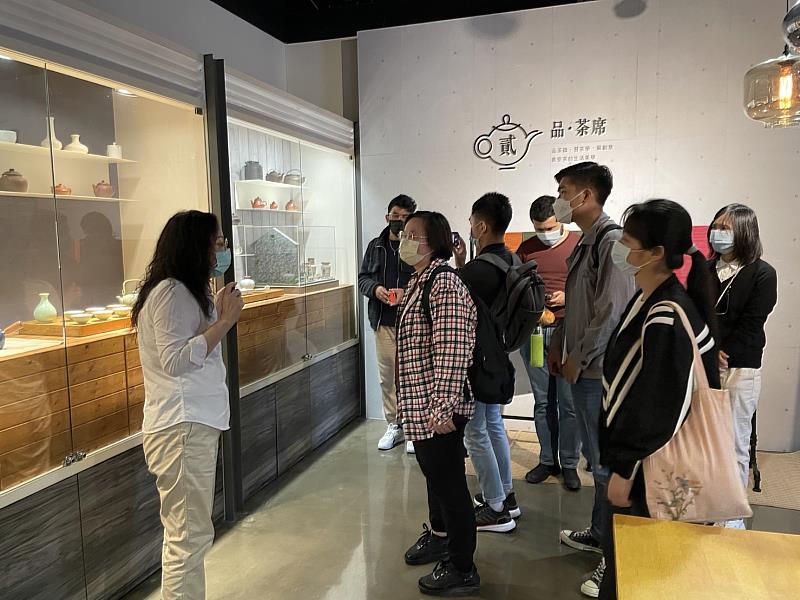 導覽員解說茶業文化
