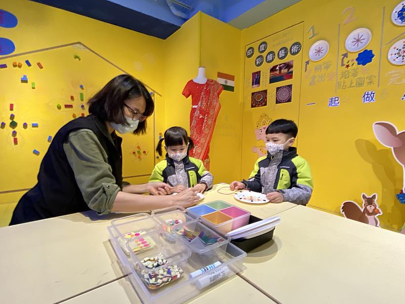 印度繪畫「藍果麗」，享受塗鴉的快樂。（圖由世界宗教博物館提供）
