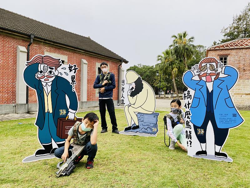 淡水古蹟博物館「鐳戰」全新改版，配合淡水開港設關160周年，首度移師淡水海關碼頭舉辦，並加入LINE貼圖人物助陣，趣味性十足。